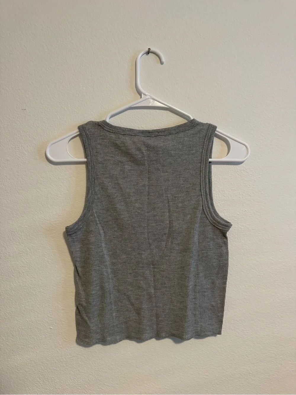 Gray Ribbed Cropped Tank Top - - Picture 2 of 3